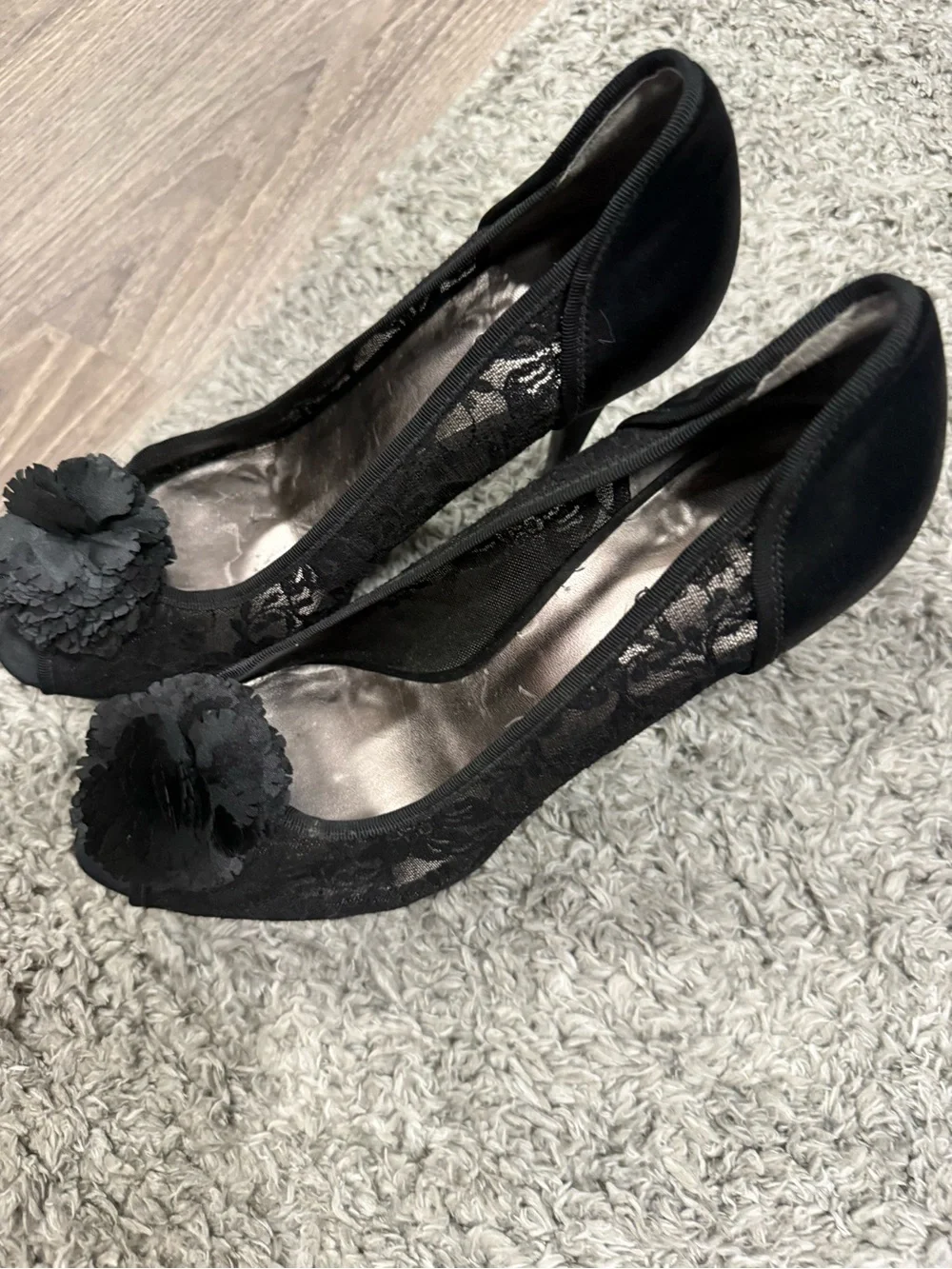 GUESS Black Lace Peep-Toe Pumps with Floral Appliqué